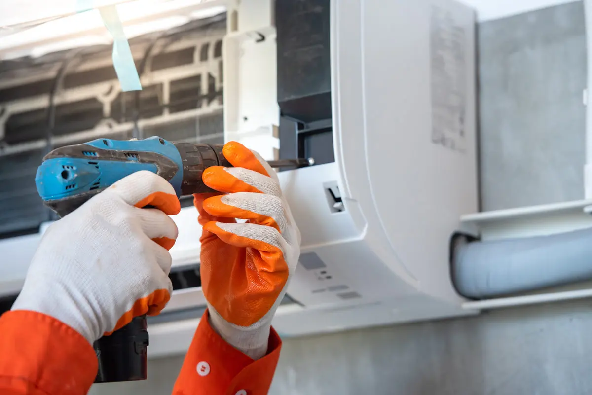 Técnico instalando un aparato de aire acondicionado split