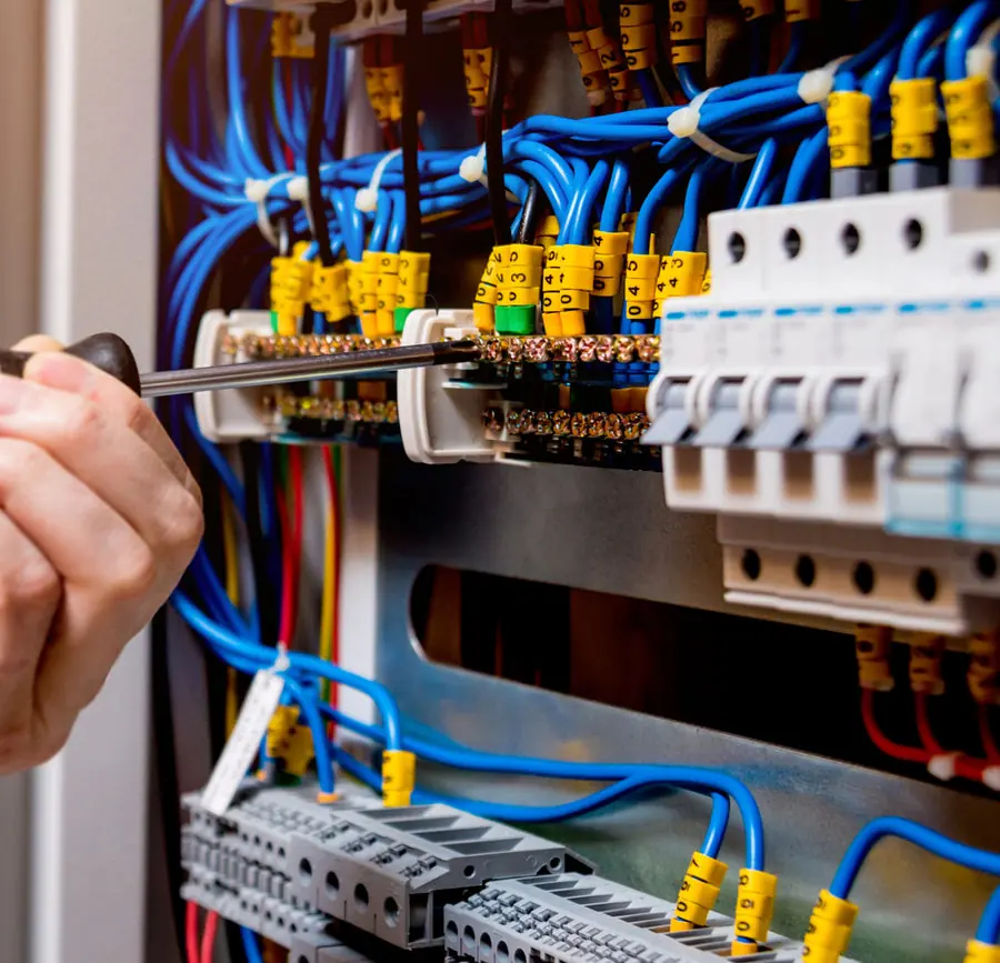 Electricista trabajando en un cuadro eléctrico